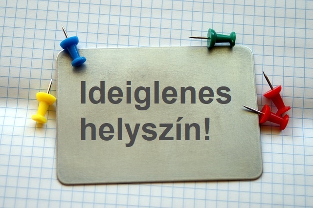 A képen egy tábla látható, amelynek a felirata: ideiglenes helyszín!