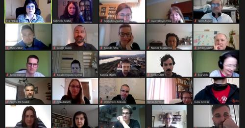 Online konferencia résztvevői láthatóak egy képernyőképen.