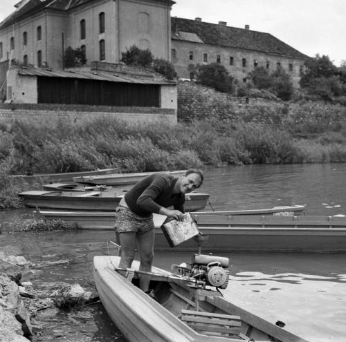 Vác - Duna-part, háttérben a Ferences templom és rendház, 1966